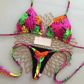 Stilvoller Bikini im Resort-Stil mit Blumenmuster