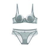 Atmungsaktives Dessous-Set mit dünnem BH und Slip aus Spitze