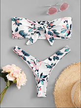 Conjunto de bikini con estampado floral y nudo en color rosa