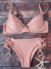 Conjunto de bikini rosa con tirantes finos y cordones