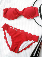 Conjunto de bikini bandeau rojo con dobladillo festoneado