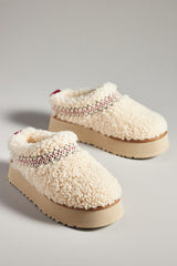 Lujosas pantuflas Tazz para mujer: acogedoras, de piel sintética y ecológicas.