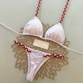 und Kontrast-Bikini im Resort-Stil