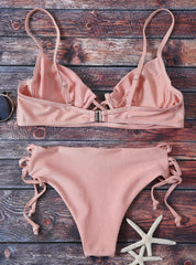 Conjunto de bikini rosa con tirantes finos y cordones