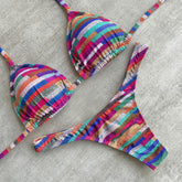 Stylischer Strapsbikini mit Regenbogenstreifen