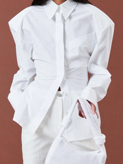 CAMISA BLANCA CON HOMBROS EXTRA GRANDES Y ESPALDA ABIERTA CON CORDÓN