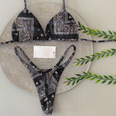 schwarzer Split-Bikini mit Bandana-Print