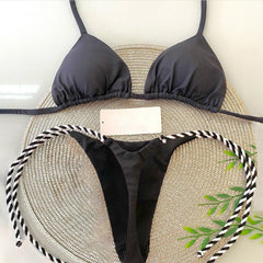 Bikini negro dividido