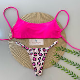 und Split-Bikini im Urlaubsstil mit Leopardenmuster
