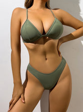 Modischer Bikini in Volltonfarbe
