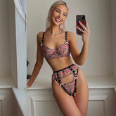 Conjunto de lencería con lazo y camisola bordada en rosa