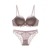 Conjunto de bralette con relleno fino y transparente con tiras de encaje satinado