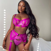 Conjunto de lencería de satén con tirantes y perspectiva de malla transparente