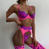 Conjunto de lencería de tres piezas de encaje rosa