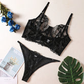 Dessous-Set aus transparentem Netzstoff mit Blumenstickerei und Spitze