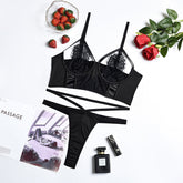 Dessous-Set aus Satin mit Blumenstickerei und Spitze