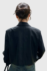 Kurzer Lederblazer mit Metallic-Verschluss - Schwarz