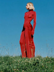 Elegante vestido largo ajustado con cuello alto y cordones para mujer, perfecto para otoño.