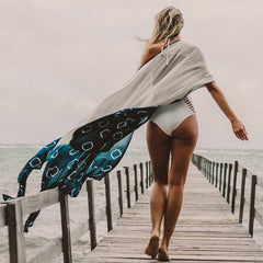 Lässiger brasilianischer Strandüberwurf mit gepunktetem Muster und hohem Schlitz