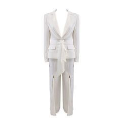 Schickes Blazer-Set mit Bindegürtel vorne, Plissee-Reißverschluss und verzierter Hose - Weiß