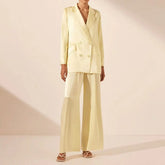 Elegante traje de pantalón de satén amarillo para mujer