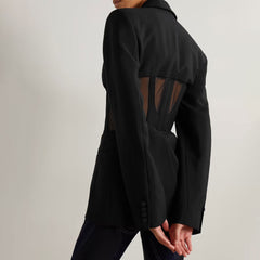 Blazer a medida de manga larga con solapa distintiva, corsé de malla transparente y hombreras