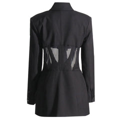 Blazer a medida de manga larga con solapa distintiva, corsé de malla transparente y hombreras