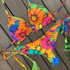 Bikini moderno con borlas de girasol