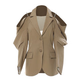 Blazer de botonadura sencilla con cuello de solapa y abertura en los hombros con tirantes de cadena atrevidos