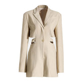 Blazer largo de sastre con solapa con muesca, cinturón y hombreras, corte entallado, botonadura sencilla