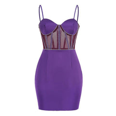 Elegante minivestido de fiesta de satén con escote en forma de corazón y panel de malla transparente con diamantes de imitación