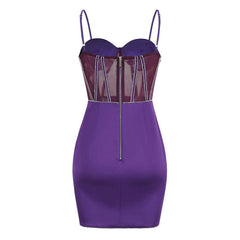 Elegante minivestido de fiesta de satén con escote en forma de corazón y panel de malla transparente con diamantes de imitación