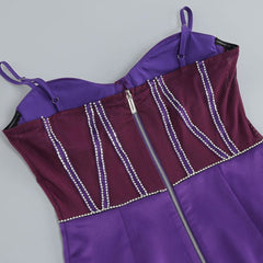 Elegante minivestido de fiesta de satén con escote en forma de corazón y panel de malla transparente con diamantes de imitación