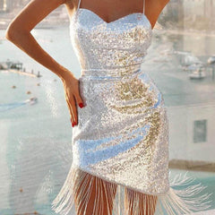 Vestido corto con escote corazón, detalle de lentejuelas y flecos en el bajo - Plateado