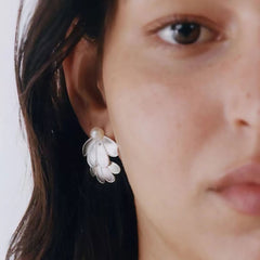 FÜR DICH IN VOLLER BLÜTE – Gebürstete Perlenohrstecker mit Blütenblättern