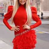 Formales, figurbetontes Minikleid mit Kristallfederbesatz und Hammelkeulenärmeln