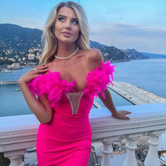 Vestido de cóctel midi con hombros descubiertos, glamuroso, con plumas y cristales