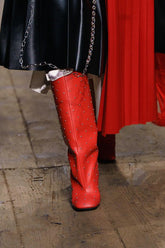 Stiefel mit quadratischer Zehenpartie und klobigem Absatz in Rot und Schwarz mit goldenen Nieten - Runway Fashion