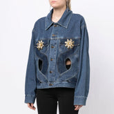 Chaqueta vaquera con botones, corte en contraste, corazón y patchwork, con ramillete de flores doradas