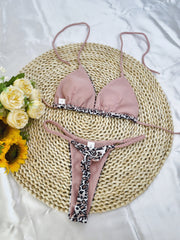Riemchenbikini mit Sternenmuster
