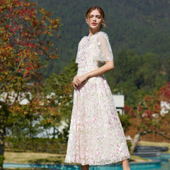 Vestido largo veraniego de tul con bordado floral, corte A, cuello con volantes y mangas cortas