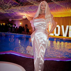 Lujoso vestido de noche largo con escote sirena, peplum y satén sedoso