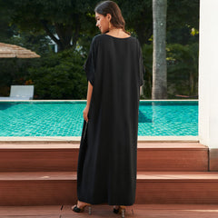 Vestido playero informal con escote en V, manga corta y abertura lateral, bordado en contraste