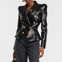 Chaqueta de cuero vegano brillante con solapa, doble botonadura y cintura ajustada en tono dorado