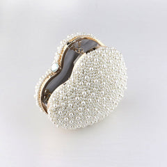 Bolso de mano con asa metálica y cuentas de perlas en forma de corazón - Beige