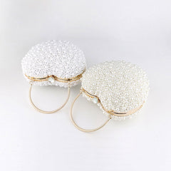 Bolso de mano con asa de metal y cuentas de perlas en forma de corazón - Blanco