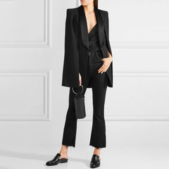 Blazer tipo capa a medida con hombreras y cuello chal con brillo monocromático