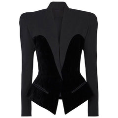 Chaqueta entallada con cuello alto, hombreras y mangas abullonadas con paneles de terciopelo