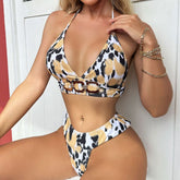 Traje de baño bikini brasileño de dos piezas con cuello halter, corte alto y estampado de leopardo con ribete metálico