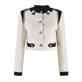 Chaqueta corta de tweed con cuello alto, botones y ribete metálico de cuentas de estilo militar